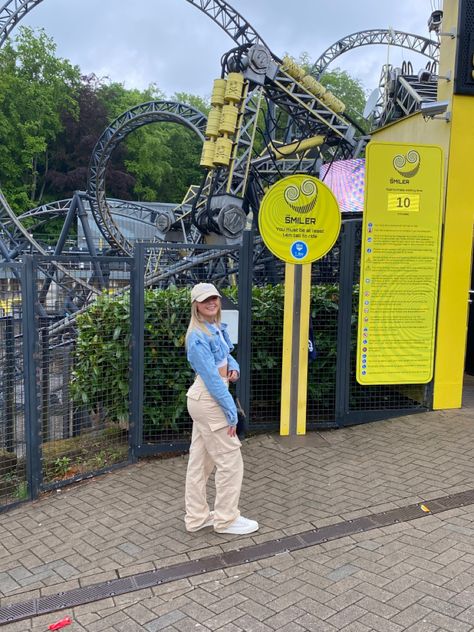 #themeparkoutfit #themepark #outfit #cargos #crop #denimjacket #cons #converse #cap Alton Towers Outfit, Fun Park Outfit, Waterpark Outfit, Themed Hotels, Theme Park Outfit, Water Theme Park, Park Outfit, Alton Towers, Theme Park Outfits