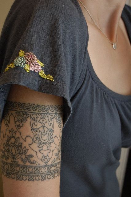 Tattoo Band, Cuff Tattoo, Armband Tattoos, Handpoke Tattoo, Tattoo Feminina, Shirt Refashion, Band Tattoo, Pattern Tattoo, Skin Art