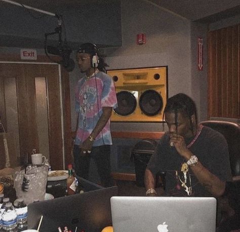 Artists In Studio Music, Rappers In Studio, Travis Scott Studio, Rappers In The Studio, Rapper Studio, Home Recording Studio Setup, Studio Vibes, Hip Hop Classics, Recording Studio Design