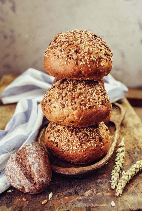 Meat Buns Aesthetic, Buns Photography, Open Sandwich Photography, Burger Bun Photography, Beautiful Burger Buns, Food Photography Tutorial, Bread Board, Bagels, Burger Buns