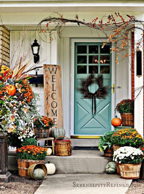 25 splendid fall outdoor decorations & ideas using pumpkins, mums, front porch planters, door decor, and DIY Thanksgiving & Halloween wreaths! – A Piece of Rainbow #diy #fall #autumn #porch #patiodesigns #patio #curbappeal autumn, patio, pots, curb appeal, #pots #backyard #gardens #homedecor, home décor, #decor #gardendesign #gardenideas #containergardening Harvest Porches, Porche Halloween, Thanksgiving Decorations Outdoor, Front Porch Planters, Fall Front Porch Ideas, Porch Planters, Rustic Porch, Halloween Porch Decorations, Fall Front Porch Decor