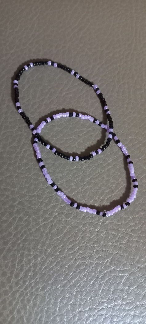 Black And Purple Beaded Bracelets, Purple And Black Bracelet, Black And White Bead Bracelet, Purple Bead Bracelet Ideas, Beads Bracelet Design Aesthetic, Beads Bracelets Aesthetic, Beaded Bracelets Purple, Ideas De Pulseras Aesthetic, Pulseras Aesthetic