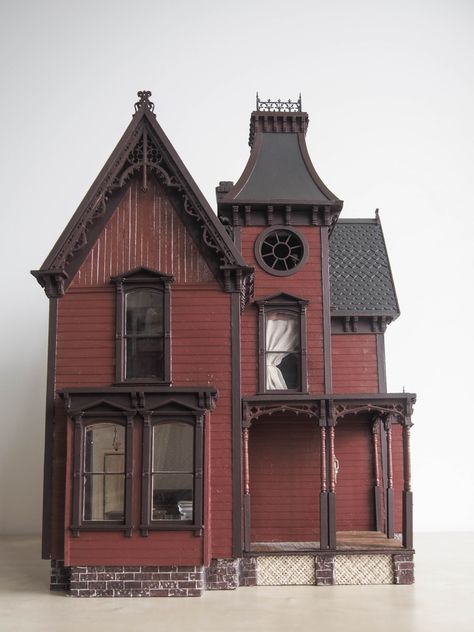 Dollhouse Architecture, Big Dollhouse, Haunted Doll House, Fairfield Dollhouse, Halloween Haunted House Diy, Dollhouse Exterior, Fairfield House, Vampire House, Läskig Halloween