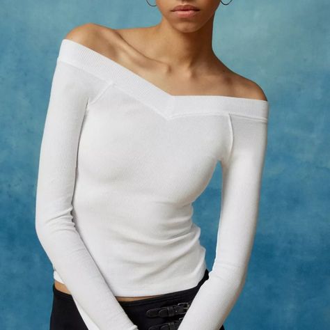 Nwt Urban Outfitters Bdg Shannen Off The Shoulder Long Sleeve White Tee New With Tags, Never Washed Or Worn! Size: L, Large Brand: Bdg By Urban Outfitters The Ultimate Long Sleeve Tee. Get Two Looks In One: Wear It On Or Off-The-Shoulder! Cropped To The Waist. Slim And Stretchy Fit. Flattering V Neckline. Subtle Ribbing Texture Throughout. Color: White Material: Polyester, Elastane Style: Elevated Basic, Closet Staple, Classic, Goth, Boho *Stock Photos Show Fit Only, You Will Receive The Color N White Long Sleeve Tee, Off The Shoulder Long Sleeve, Urban Outfitters Women, Fitted Silhouette, Urban Outfitters Tops, Workout Tee, Long Sleeve Crop Top, White Long Sleeve, Long Sleeve Tee