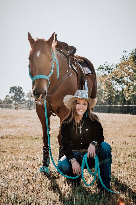 Horse Picture Outfits, Photo Shoot With Horses Cowgirl, Barrel Racing Photoshoot, Barrel Racer Photoshoot, Western Pictures With Horses, Barrel Racing Senior Pictures, Cowgirl Photoshoot With Horse, Western Horse Photoshoot, Western Senior Picture Ideas With Horses