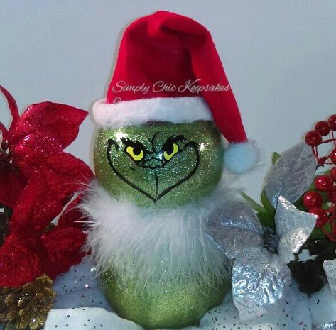 Fishbowl Grinch Bowl Christmas Decor, Holiday Centerpieces Diy, Grinch Ideas, Christmas Centerpieces Cheap, Mason Jar Christmas, Grinch Crafts, Grinch Decorations, Globe Crafts, Dollar Store Christmas Crafts