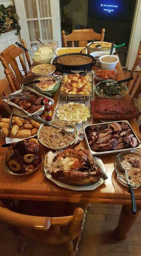 Thanksgiving Dinner Menu Ideas, Big Family Meals, Dinner Menu Ideas, Lots Of Food, Thanksgiving Dinner Menu, Thanksgiving Menu Ideas, Catering Ideas Food, Party Food Buffet, Food Displays