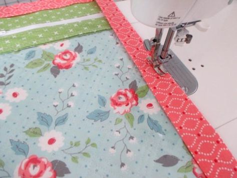 Bags To Sew, Quilters Bag, Moda Bake Shop, Get Scared, Diy Sewing Gifts, Crafts Sewing Projects, Quilt Retreat, Charm Packs, Charm Quilt