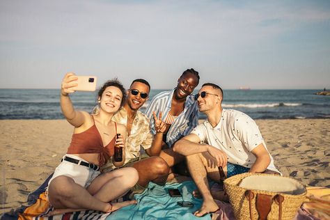 "Multiracial Group Of Friends Taking Selfies At The Beach" by Stocksy Contributor "Pedro Merino" - Stocksy Friends Lifestyle Photography, Group Picture Beach, Beach Group Photoshoot, Beach Group Photo, Group Photos At Beach, Friend Group Pictures Beach, 23 Photoshoot, Speech Team, Retreat Photography