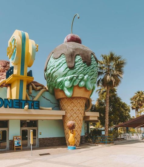 Giant Ice Cream, Ice Cream Business, Waffle Ice Cream, Ice Cream Design, American Diner, Experiential Marketing, Ice Cream Parlor, Icecream Bar, Roadside Attractions