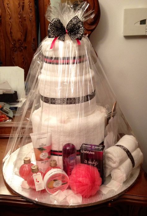 Bridal Shower Towel Cake, Towel Cake Bridal Shower Diy, Bridal Shower Presents For Bride, Towel Cakes Diy, Wedding Shower Gift Ideas, Bride Towel, Gift Ideas For Bride, Kitchen Towel Cakes, Bridal Shower Baskets