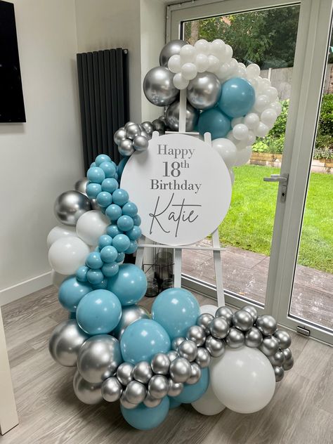 18th Birthday Balloon Easel Easel Garland, Easel Balloon Garland, Easel With Balloons, Easel Decoration Ideas, Balloon Easel, Congratulations Decorations, Baloon Garland, Christmas Balloon Decorations, Deco Ballon