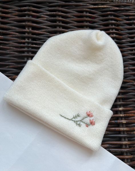 Embroidered Knit Hat, Hand Embroidery Beanie, Embroidery Hat Ideas, Embroidered Beanie Diy, Hand Embroidered Beanie, Embroidery On Beanie, Beanie Embroidery Ideas, Embroider Beanie, Carhartt Embroidery