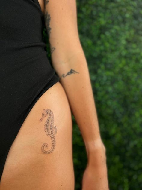 Fine Line Sea Creature Tattoo, Sea Horse Tattoo Simple, Mini Seahorse Tattoo, Small Sealife Tattoos, Sea Horse Tattoo Design, Seahorse Tattoos For Women, Small Seahorse Tattoo, Sea Animal Tattoos For Women, Hippocampus Tattoo