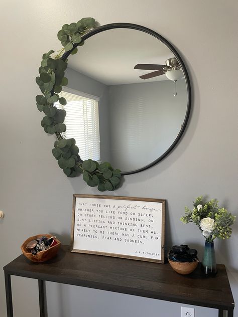 Side Of Mirror Wall Decor, Greenery Mirror Decor, Greenery Around Mirror, Circle Mirror Decor Ideas, Mirror With Greenery, Decorated Mirrors With Flowers, Rectangle Mirror Wall Decor Living Room, Rectangle Mirror Wall Decor, Arch Mirror Decor