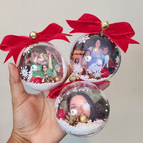 Bolas con fotos y cinta de terciopelo rojo 😍 $350 c/u, min 3 unidades ✅️ Ideas Navideñas, Christmas Kindergarten, Minnie Mouse, Kindergarten, Cricut, Christmas, On Instagram