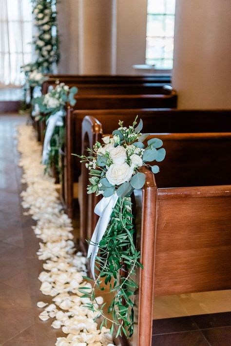 Pew Floral Arrangements, Alter Flowers For Church, Wedding Church Pew Decorations, Wedding Church Entrance Decor, Wedding Aisles Decoration, Old Church Wedding Decorations, Aisle Decorations Wedding Church, Wedding Isles Decoration Church, Simple Church Wedding Decorations Aisle