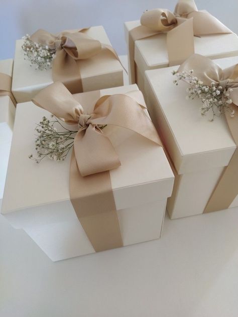 White Gift Box With Ribbon, Bouquet Box, Bridal Gift Wrapping Ideas, Creative Gift Wraps, Gift Wrapping Inspiration, Gift Box Design, Bridesmaid Box, Creative Gift Wrapping, Wedding Gift Boxes