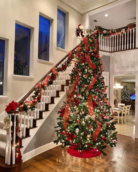 Christmas Stairs Decorations, Christmas Stairs, Dark Trim, Christmas Staircase, Fun Christmas Activities, Christmas Dreaming, Cozy Christmas Decor, 2022 Christmas, Christmas Themes Decorations