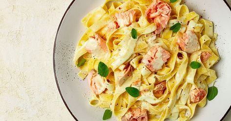 Jamie Oliver's one-pot smoked salmon pasta is ready in just 8 minutes Smoked Salmon Pasta Recipes, The Best Scrambled Eggs, Best Scrambled Eggs, Salmon Pasta Recipes, Refreshing Summer Recipes, Cajun Chicken Pasta Recipes, Smoked Salmon Pasta, Summer Picnic Food, Quiche Lorraine Recipe