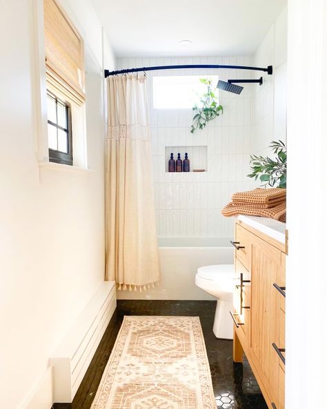 Terracotta And Black Bathroom, Boho Modern Bathroom, Black Tile Floor, White Tiles Black Grout, Modern Boho Bathroom, Minimalistic Chic, Grey And White Bathroom, Dark Gray Bathroom, Boho Bathroom Ideas