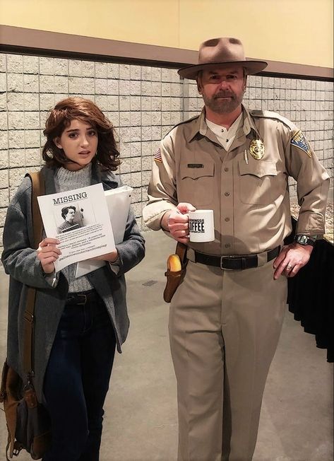 At Long Beach Comic Expo 2018, Chief Jim Hopper with Nancy looking for Barb, Stranger Things costume cosplay Hawkins Police LBCE Steve And Nancy Costume, Joyce Stranger Things Costume, Hopper And Joyce Costume, Hopper Halloween Costume, Hopper Stranger Things Costume, Barb Stranger Things Costume, Stranger Things Couple Costume, Halloween Costume Stranger Things, Halloween Costumes Stranger Things