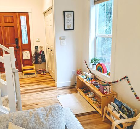 Small Play Space, Montessori Playroom Small Space, Montessori Living Room, Montessori Entryway, Montessori Play Area, Tour Montessori, Montessori Bathroom, Ikea Montessori, Montessori Home