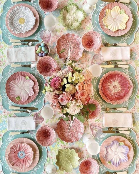 Table Decorations Dining Room, Table Setting Aesthetic, Setting Aesthetic, Easter Aesthetic, Table Decorating Ideas, Aesthetic Easter, Easter Plates, Easter Crafts For Adults, Table Decorating