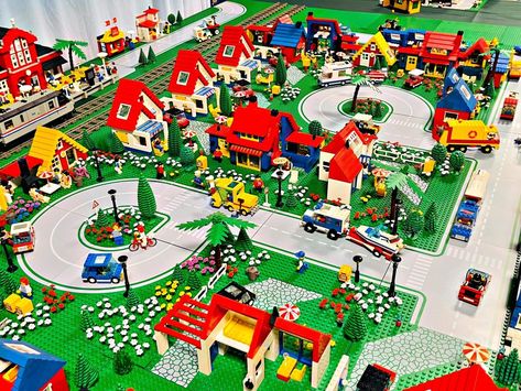 Lego City Layout Ideas, Lego City Layout, Lego Displays, Lego Town, Lego Display, City Layout, Vintage Lego, Train Layouts, Lego City