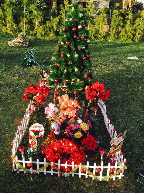 Christmas  Decorations Cemetary Ideas, Graveside Decorations, Cemetary Decorations, Headstones Decorations, Cemetery Ideas, Gravesite Decorations, Flowers Winter, Memorial Day Decorations, Grave Flowers