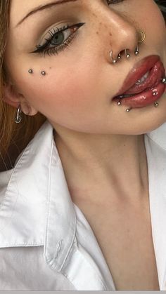 All Facial Piercings, Elegant Face Piercings, A Lot Of Face Piercings, Symmetrical Facial Piercings, Heavily Pierced Face, Unique Facial Piercings, Piercings No Rosto, Cute Peicerings Face, Anti Eyebrow Piercing Aesthetic