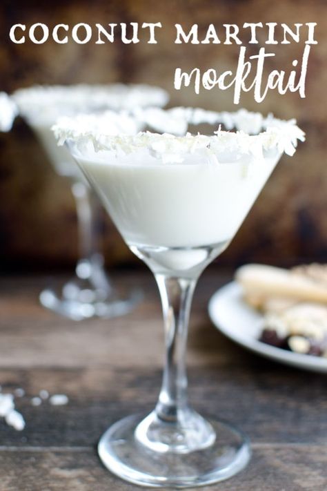 Coconut Mocktail, Coconut Martini, Holiday Drinks Alcohol Christmas, Christmas Drinks Nonalcoholic, Best Mocktails, Holiday Drinks Alcohol, Festive Holiday Drinks, Christmas Drinks Alcohol Recipes, Coconut Creme