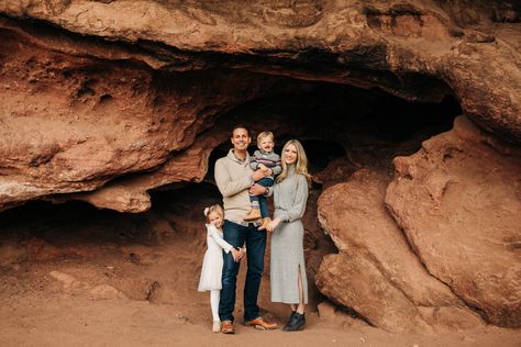 Denver Colorado Red Rocks Park Red Rocks Photoshoot, Red Rock Family Photos, Red Rock Photoshoot, Red Rocks Colorado, Red Rock Las Vegas, Rock Photoshoot, Spring Family Pictures, Rock Family, Fall Family Photo Outfits