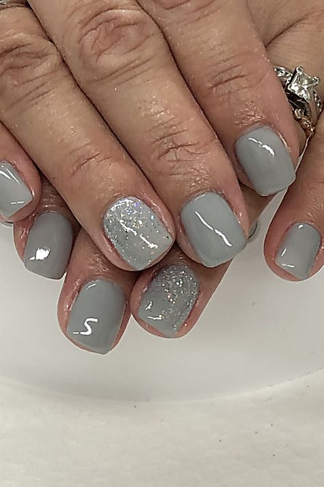 Dip Nail Winter Colors, Nexgen Nails Ideas Fall, Grey Nails Ideas Short, Grey Dipped Nails, Grey Gel Nails Short, Grey Dip Powder Nails, Grey Dip Nails, Gel Nails Gray, Grey Sparkle Nails