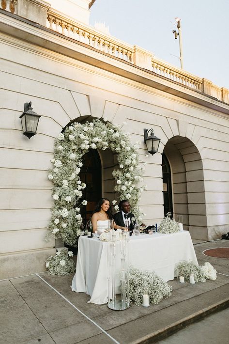 Sweetheart Table Wedding Black And White, Bride Groom Table, Sweetheart Table Decor, Black And White Wedding Theme, Minimalist Wedding Decor, Sweetheart Table Wedding, White Wedding Theme, Celebrity Wedding Dresses, Wedding Tablescape