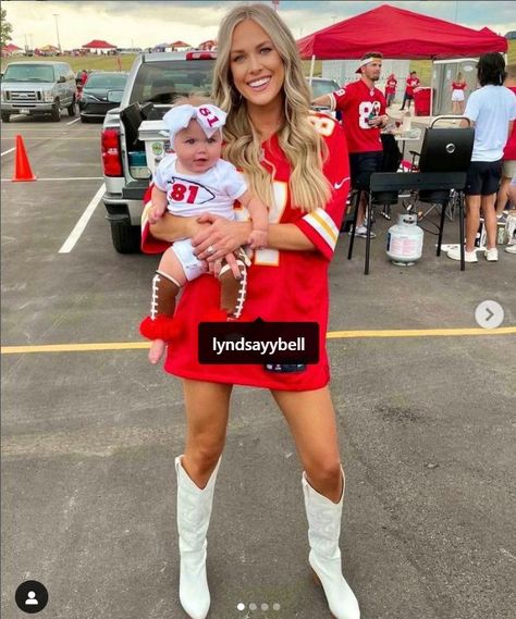 Cowboy Boot Football Game Outfit, Football Jerseys Outfit Women, Chiefs Tailgate Outfit, Texans Football Game Outfit, Chiefs Jersey Outfits, Kc Chiefs Game Day Outfit, Cute Super Bowl Outfits For Women, Mlb Jersey Outfit Woman, Maternity Football Game Outfit