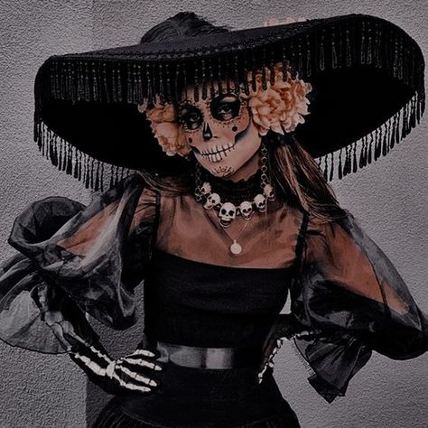 Day Of The Dead Halloween Costume, Catrina Headpiece Diy, Dia De Los Muertos Costumes For Women, Catrina Headpiece, Makijaż Sugar Skull, Mexican Halloween Costume, Catrina Costume, Retro Filter, Halloween Makeup Sugar Skull