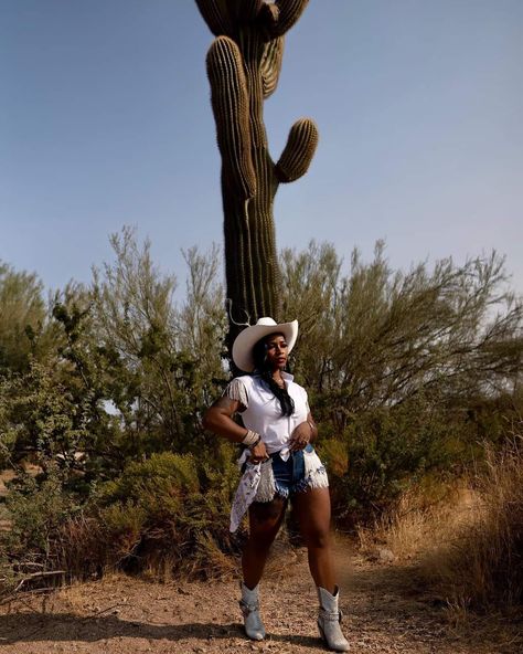 Cowgirl Outfits Black, Cowgirl Outfits Black Women, Go Out Outfit, Black Cowgirl Outfit, Houston Rodeo Outfit, Cowgirl Things, Girls Cowgirl Boots, Cowgirl Photoshoot, Black Cowgirl Boots