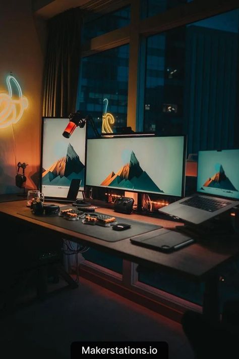 Laptop Desktop Setup, Standing Desk Setup, Fantasy Desk, Workstation Setup, Home Office Dark, Setup Pc, Home Office Layouts, Home Office Set Up, Computer Desk Setup