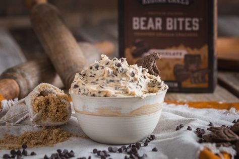 Bear Bite Cookie Dough Dip ~ Kodiak Cakes Cookie Dough Bowl, Graham Cracker Snacks, Kodiak Cakes Recipe, Chocolate Chip Dip, Wls Recipes, Cookie Dough Dip, Weight Watchers Dessert Recipes, Kodiak Cakes, Edible Cookies