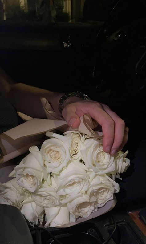 Boyfriend Flower Bouquet, Proposal Flowers Ideas, Fake Proposal, White Roses Gift, Food Doctor, Lighting Living Room, White Flower Bouquet, White Rose Bouquet, Luxury Flower Bouquets