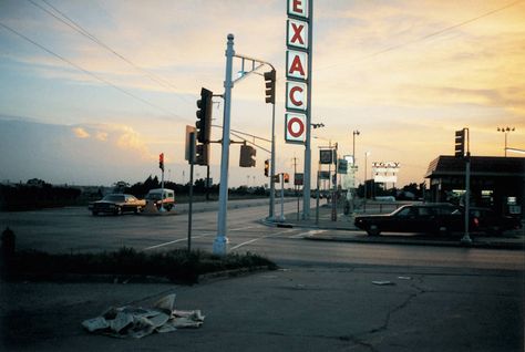 Stephen Shore Photography Stephen Shore, an American photographer currently exhibited at the Rencontres d’Arles, did throughout his life pictures that have marked time. Either it is the black and white he used when he was hanging out with members of Andy Warhol’s Factory in the 60’s or his study of America in colors, in the 70’s, through his book Uncommon Places that made him famous, this photographer didn’t stop influencing upcoming photographers’ generations. American Photography, Walker Evans, David Bailey, William Eggleston, San Francisco Museums, History Of Photography, Life Pictures, Museum Of Modern Art, Metropolitan Museum Of Art