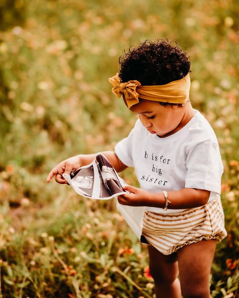 B is for big sister 💛 🥺 Caliana wearing our 'b is for big sister' tee, handprinted at cheerily.co 🌿 #cheerily ( 📷 @littlemissdenise ) B Is For Big Sister, Pregnancy Announcement With Big Sister, Emma Outfits, Big Sister Reveal, Big Sister Pregnancy Announcement, Pregnancy Announcement Photography, Sister Pregnancy Announcement, Baby 2 Announcement, Second Baby Announcements