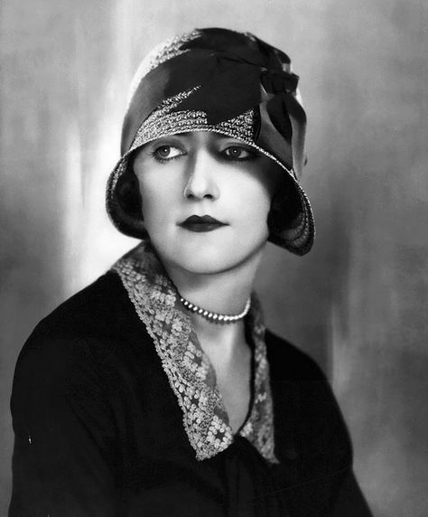 A 1920s Cloche Hat, 1929 Vilma Banky, Types Of Hats For Women, 1920s Hats, 1920s Hat, 1920s Women, Vintage People, Louise Brooks, Victorian Photos, Roaring 20's