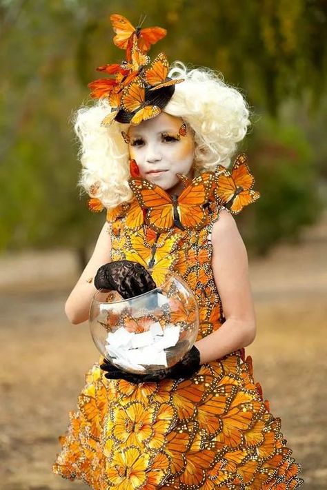 Effie Trinket from Hunger Games Hunger Games Costumes, Hunger Games Halloween Costumes, Effie Trinket Costume, Easy Book Week Costumes, Kids Book Character Costumes, Hunger Games Costume, Sibling Costume, Games Halloween, Effie Trinket