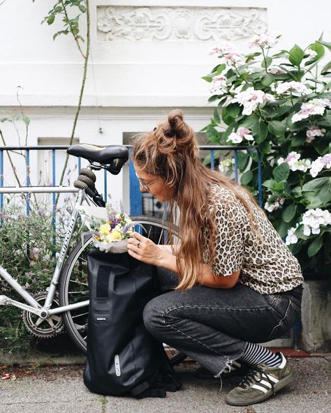 Casual Bike Ride Outfit, Cycling Outfit Women, Bike Ride Outfit, Bike Commuter Style, Bike Riding Outfit, Urban Bike Style, Bike Outfit, Commuter Style, Riding Bike