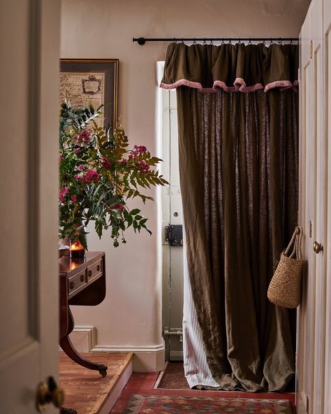 Say hello to our new favourite A/W combination 💭 Our flop over frill door curtain in Sage Washed Irish linen with a blush fringing trim... Lined in our Harbour Stripe for that extra something from the outside looking in💫 As the days become shorter and darker, it’s time to embrace cosiness, keep out the draught and coccoon yourself in autumnal colour 🍂 Our made to measure curtains and blinds are made in England and delivered in 14 working days - order yours now to get your home autumn ready... Layered Linen Curtains, Tori Murphy Curtains, Curtain In Bathroom, Curtains Bedroom Ideas, Interiors 2024, Apartment Rooms, Front Door Curtains, Cottage Curtains, Curtains And Blinds