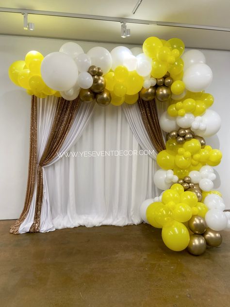 Sunflower Balloons, Birthday Party Balloon Decorations, Book Decorations, Minnie Birthday Party, Backdrop Decor, Yellow Birthday, Balloon Crafts, Event Design Inspiration, Event Decorations