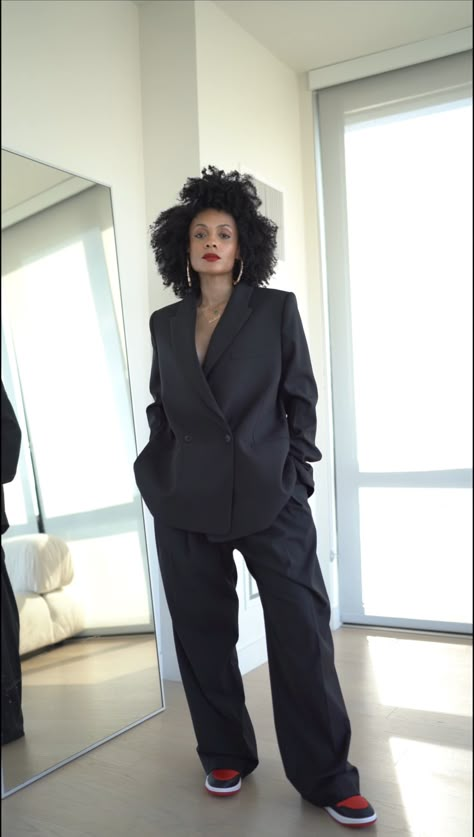 Black Powerful Outfits, Women’s Suit With Sneakers, Artistic Chic Outfit, Casual Executive Outfit Women, Suit Sneakers Woman, Professor Aesthetic Black Woman, Black Blazer Dinner Outfit, Grunge Corporate Fashion, Professor Photoshoot