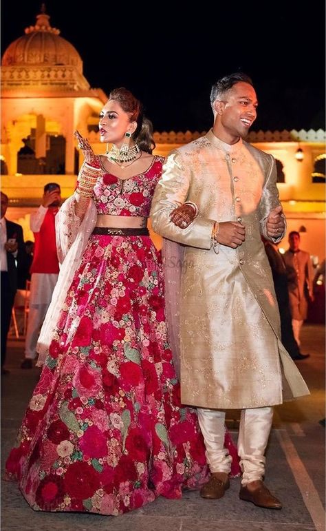 Sagai Lehenga, Wedding Lehngas, Embroidered Veil, Bride Reception Dresses, Sabyasachi Bridal, Red Bridal Dress, Indian Wedding Fashion, Mehendi Outfits, Sabyasachi Lehenga